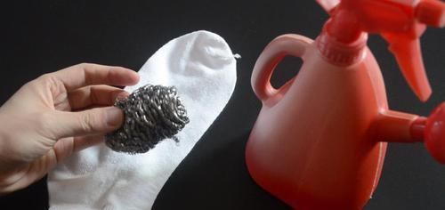 擦玻璃别用水了,教你用一秘招,擦完的玻璃光亮如新,方法太棒了