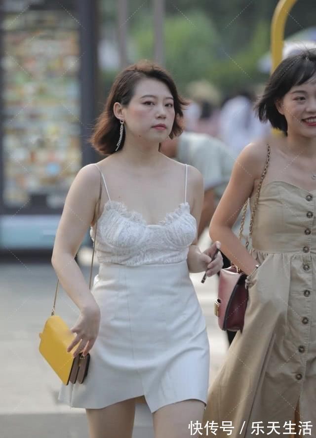 蕾丝|白色连衣裙搭配姜黄色的高跟鞋，“时尚气质”散发的淋漓尽致