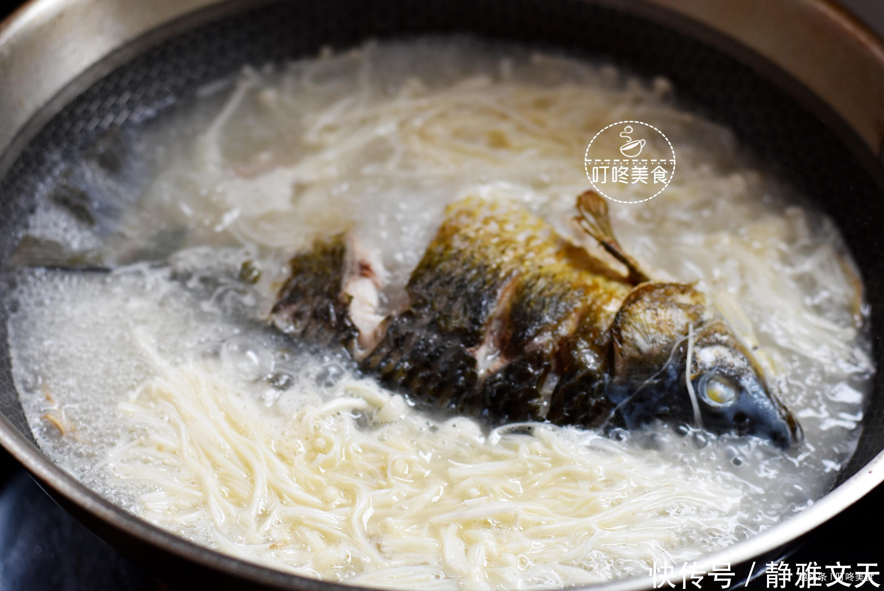炖鲫鱼汤时，别只会加水了！加点它，鱼汤奶白又香浓，鱼肉更鲜嫩
