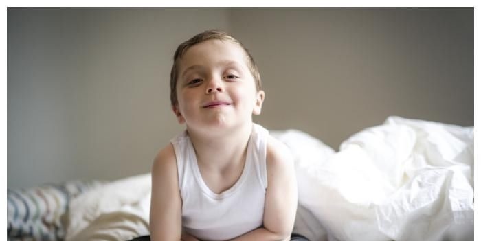 缺钙|8岁男孩缺钙停止发育,身高仅1米,儿科医生怒斥:这类食物别再纵容娃吃