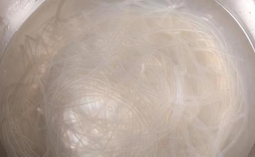 炒粉丝时,焯水后直接炒是不对的,多加一步,粉丝根根分明不结团