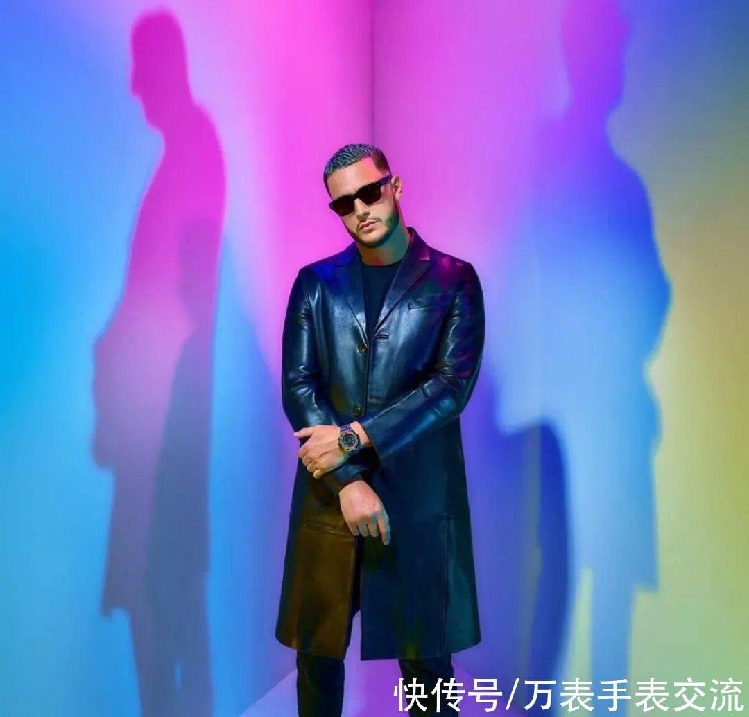 劳力士 手戴名表踩点下班,这个男人的夜晚指定不简单