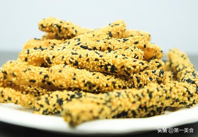 芝麻|想吃芝麻条别再买了，厨师长教你做法和技巧，香酥焦脆，一看就会