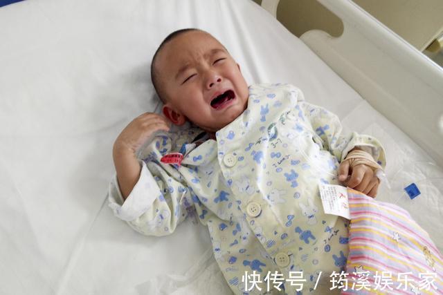 意外|六旬老人照看孙子出意外连抽自己耳光,称孩子治不好自己也不活了