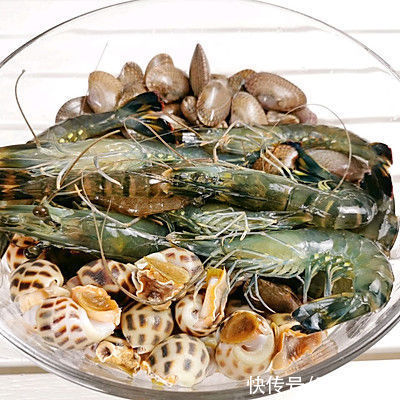 翻山越岭只为这道不加一滴水的盐焗海鲜??鲜到掉眉毛