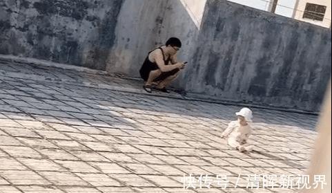 太阳|奶爸带娃在天台“佛系”晒太阳火了,所谓父爱如山,一动不动