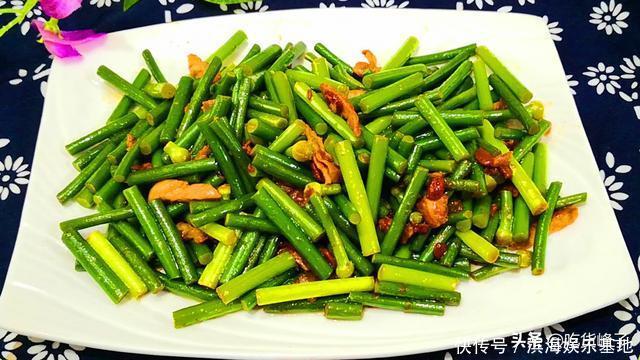  一样是蒜苔，“绿头”和“红头”有啥区别？老菜农告诉你正确答案