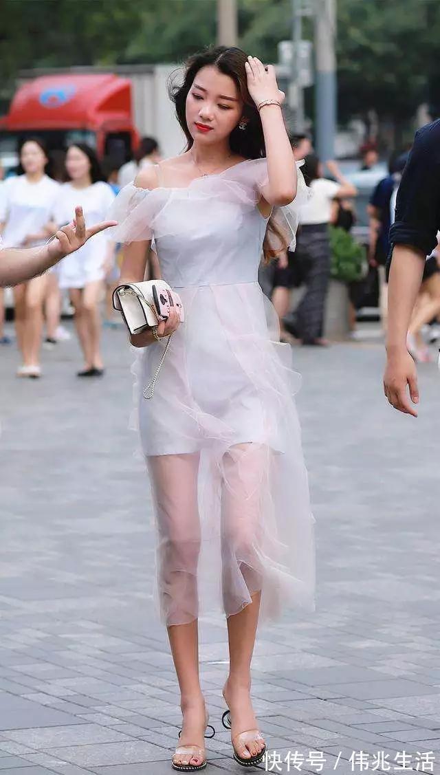 娟秀|小姐姐扎着一头气质的高马尾,把墨镜戴在头上,显得既帅气有休闲