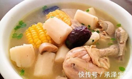 鸡肉|炖鸡时的浮沫是精华还是垃圾？很多人明白后，大呼白炖了30年的鸡