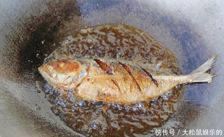 破皮|煎鱼,冷油下锅还是热油下锅?之前一直做错了,难怪总是粘锅破皮