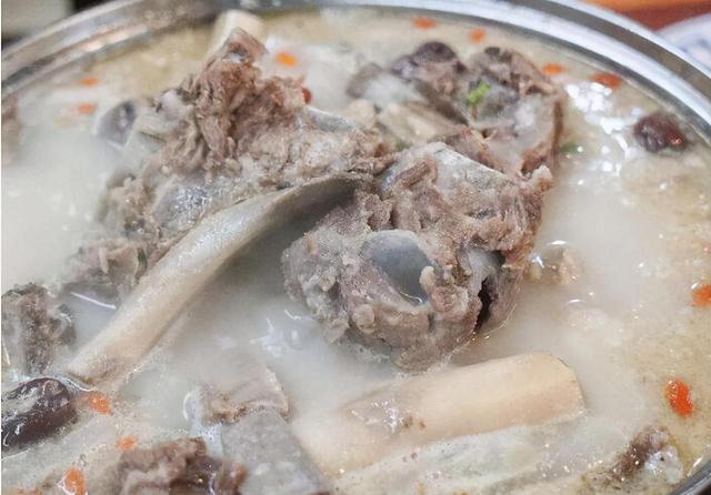 不论炖什么骨头汤,都别一加水就炖,多加1步,汤汁浓白像牛奶
