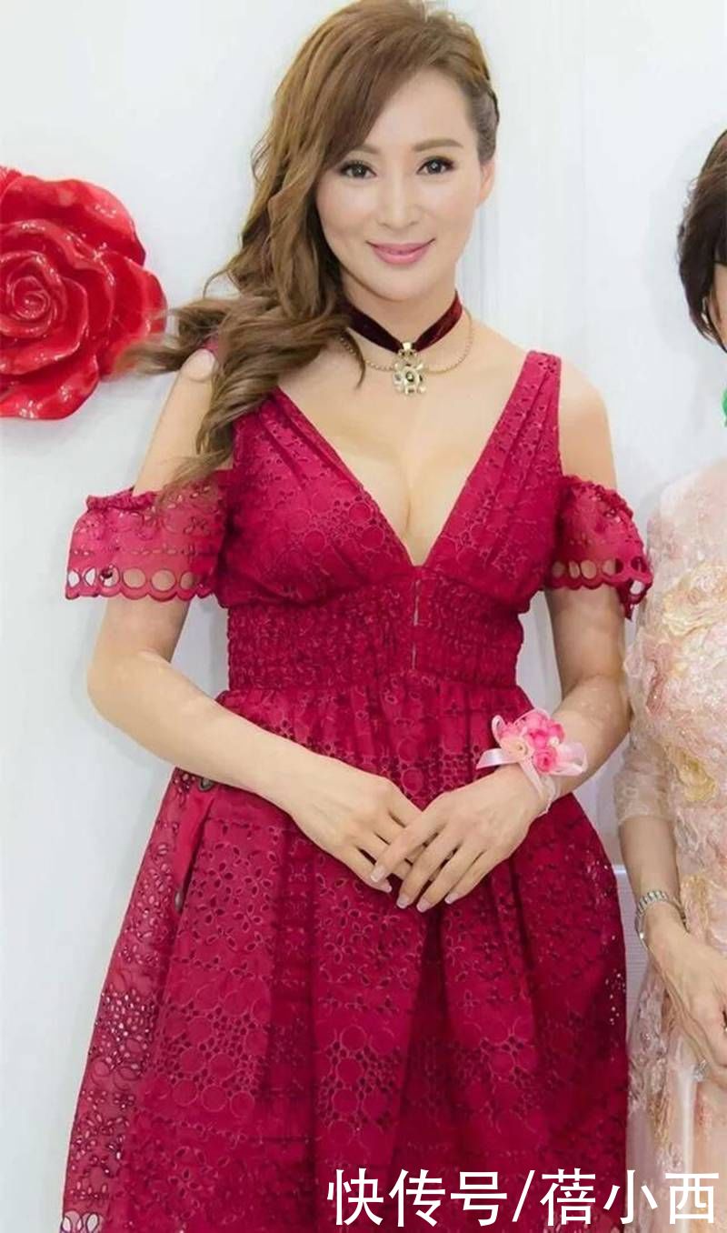 蕾丝|罗霖到了大婶的年纪更敢穿,饱满身材穿深V连衣裙,靠胆量就赢了