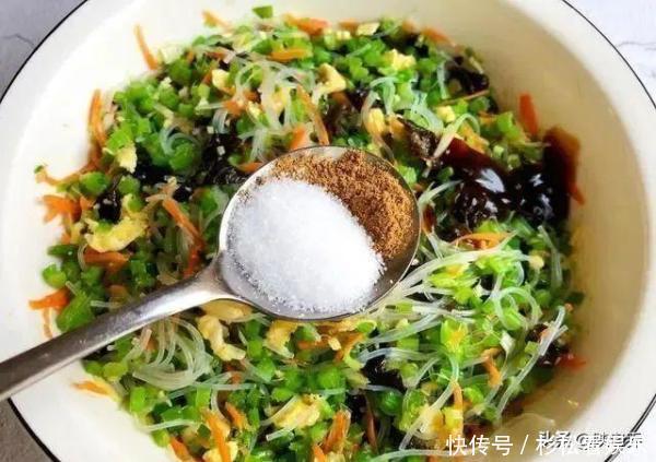 芹菜|酥脆焦黄的黄金元宝馅饼,美味的早餐美食,一碗胡辣汤,人间美味