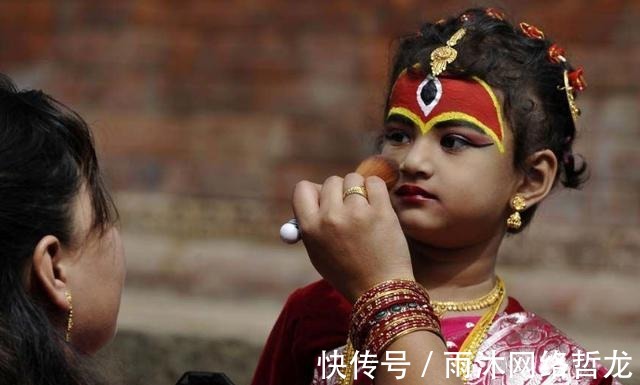 敬仰|尼泊尔最尊贵的女神:万人敬仰连国王也得下跪,退位后却无人敢娶