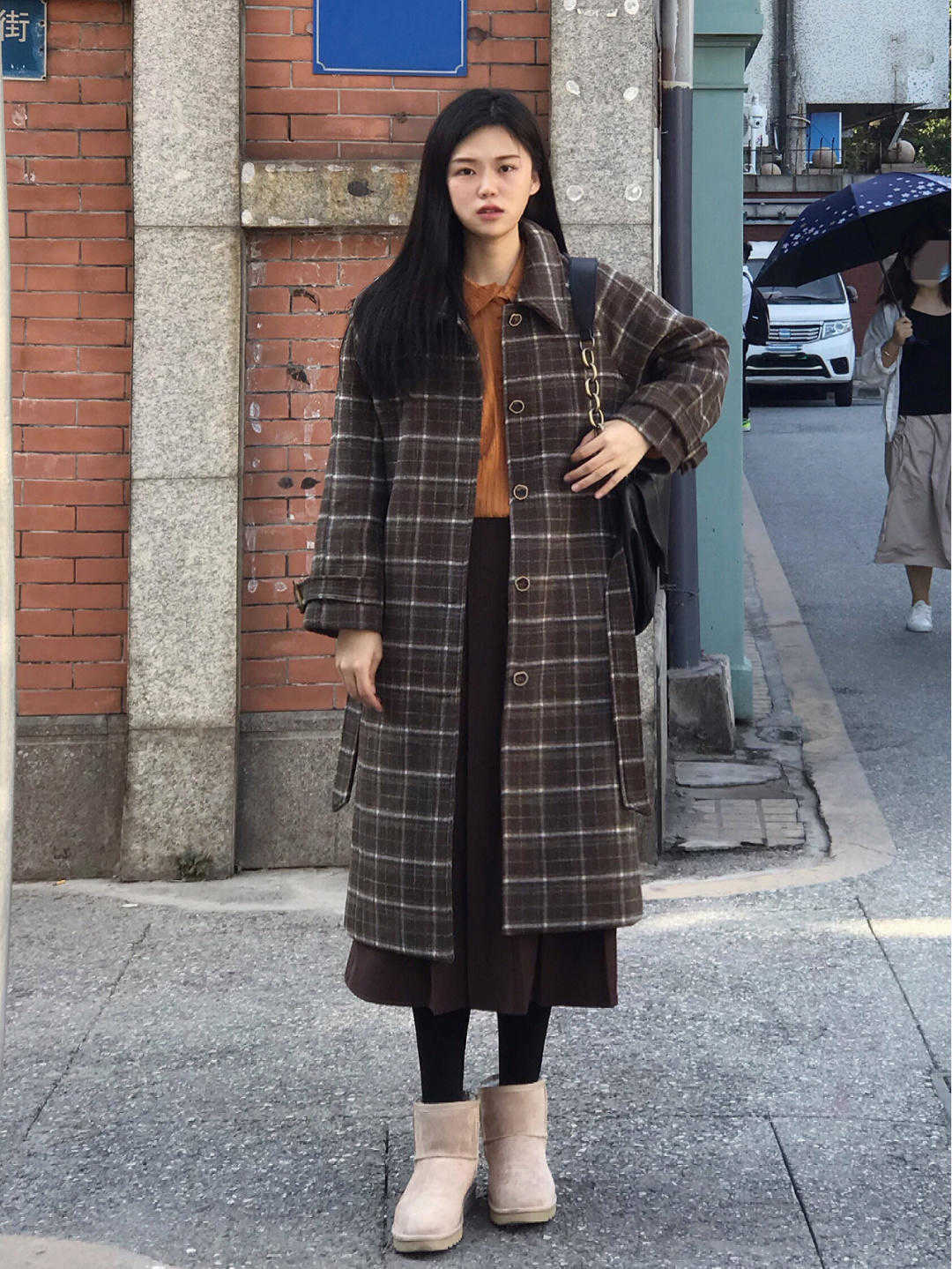 格子 秋冬季节“大衣”怎么穿?搭配针织衫和半身裙优雅大气,高级时髦