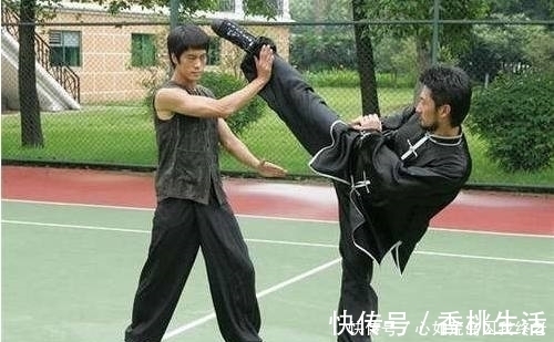 截拳道|李小龙没有收错这个外国徒弟，每周按时给他扫墓，坚持了44年