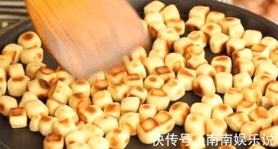 两个鸡蛋,一碗面粉,筷子搅一搅,不揉面不碰面,比包子好吃太多