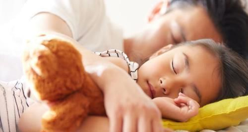 睡觉照|一家四口的“睡觉照”火了，画面让人既好笑又心疼：佛系家长