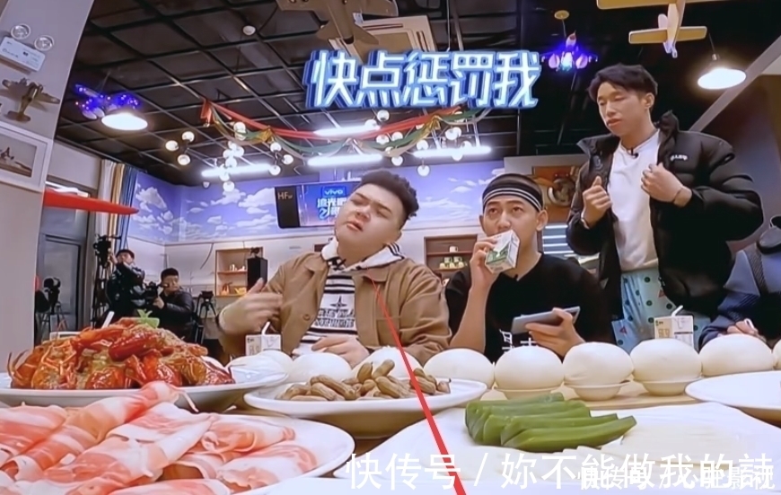 馒头|史上最狠节目组？禁演嘉宾只配吃馒头咸菜，烧饼馋急眼后悲剧了