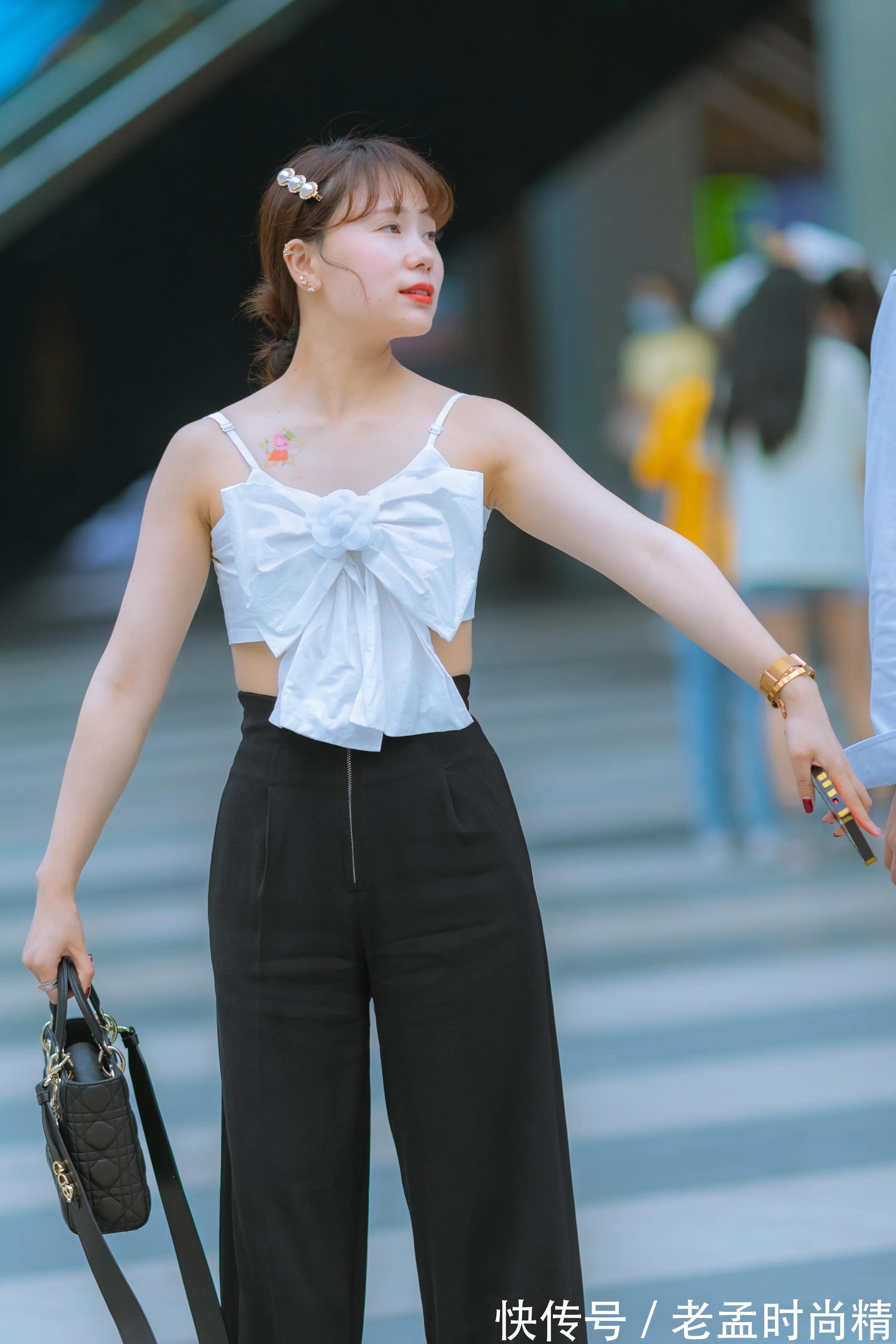 百搭 街拍|穿百搭白色上装的女生干净素雅又时尚