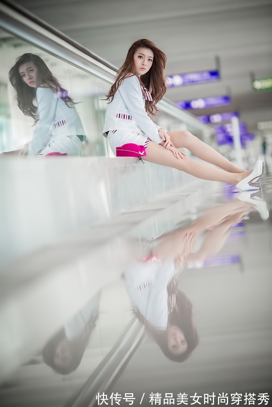 女人味|白色的套装,简约优雅,搭配白色的高跟鞋,职业干练又不失女人味