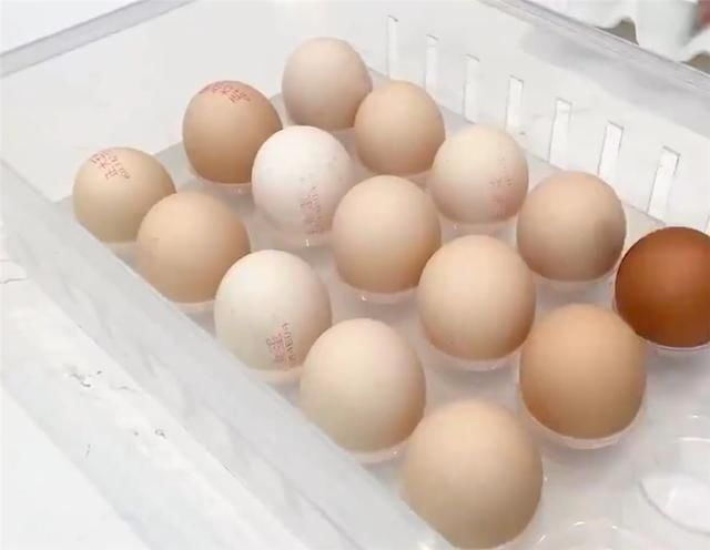 “强迫症”姑娘整理冰箱,食材严格收纳归类,网友:引起舒适