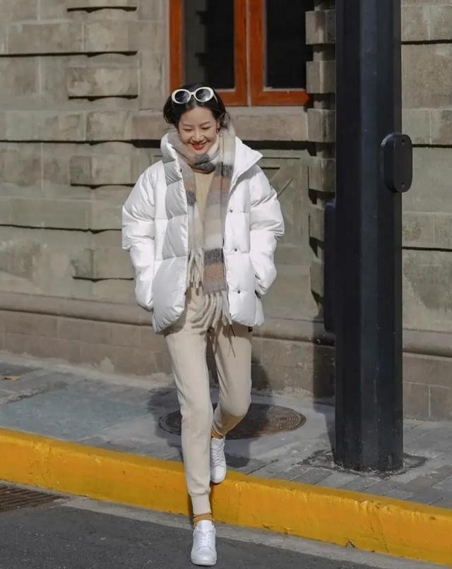 羽绒|白色羽绒搭配指南,学会这三个技巧,层次分明显瘦还好看