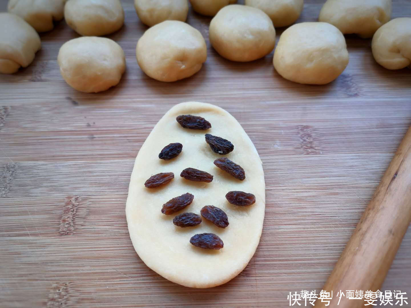 最近面包这个做法火了,家里烤箱都用不上,金黄香甜,松软又拉丝