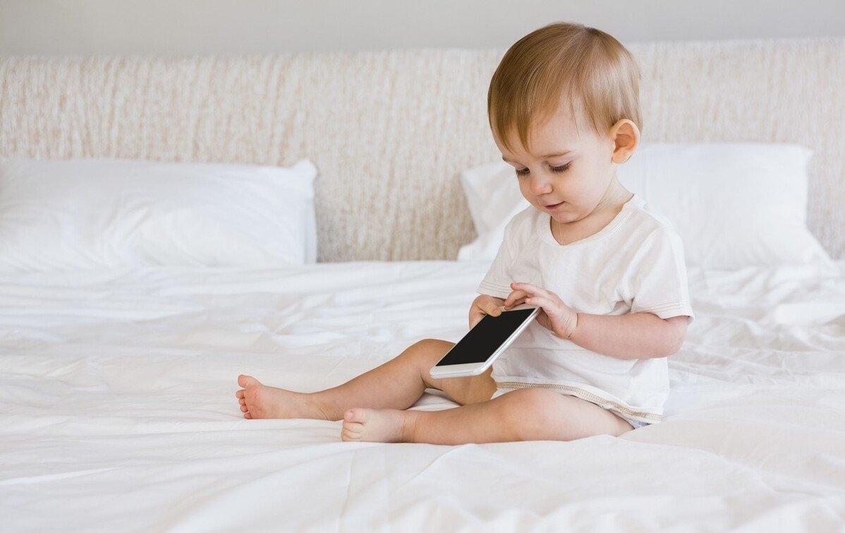 小方|娃何时可以拥有自己的手机？这个岁数很合适，太晚或比太早更危险