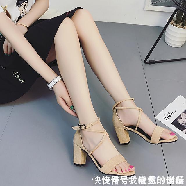 舒适 传统凉鞋不兴了,今夏流行这样的高跟凉鞋,最具女人味