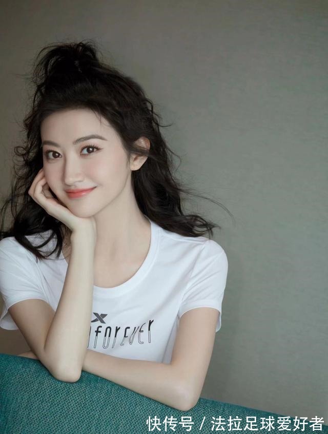 脸型|丸子头已经不流行了,现在流行男女通吃的“苹果头”,减龄显脸小!