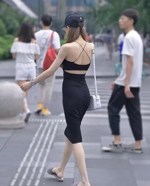 高跟鞋 美女脚上穿上一双尖头的高跟鞋,铆钉的修饰看上去既青春又靓丽