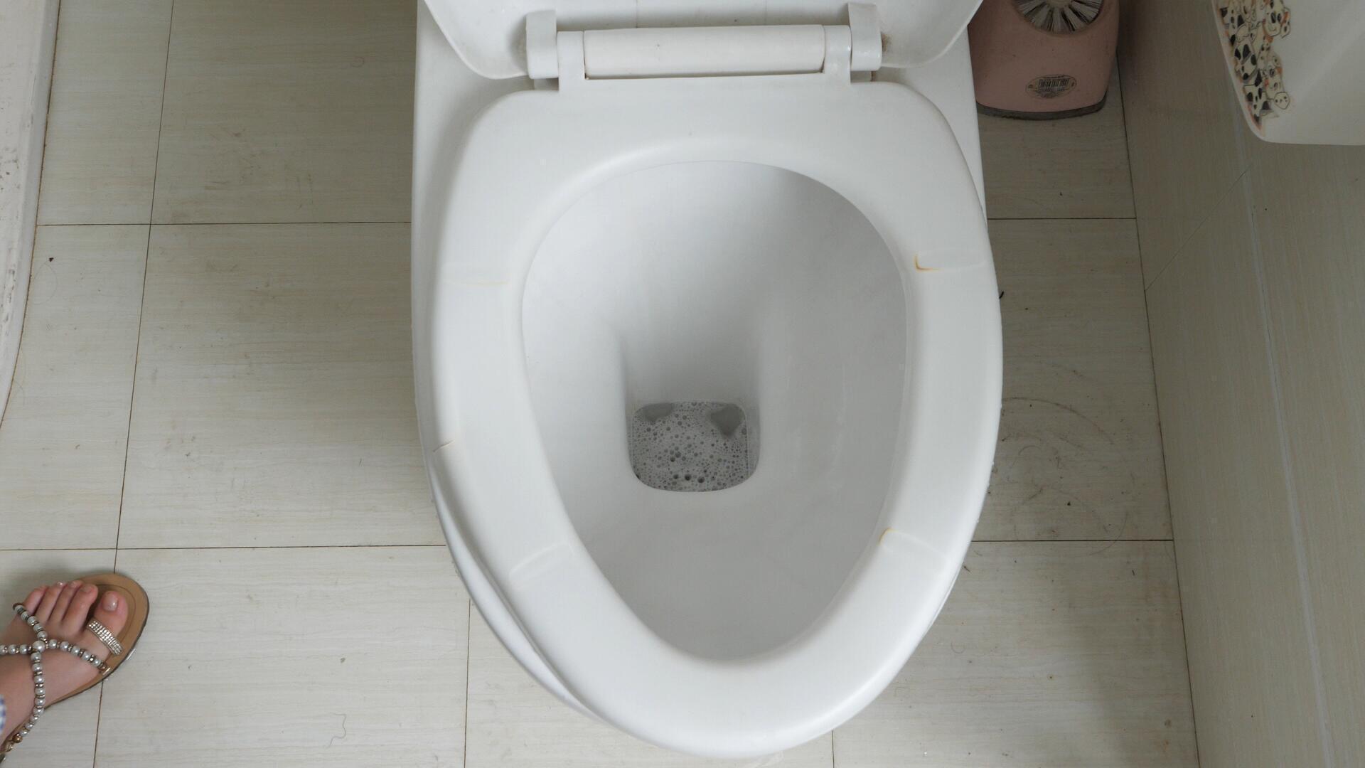 马桶黄渍又脏又臭，教您一个小窍门，不仅擦得干净，还不会有臭味