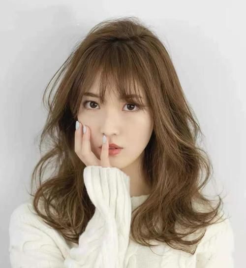 三四十岁女人发量非常多，适合烫什么发型？试试时髦减龄的弯弯烫