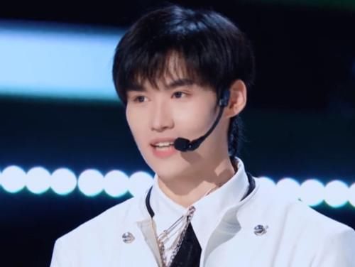 《创造营2021》开播，网友们却被导师的反应吸引，情商高不高一看便知