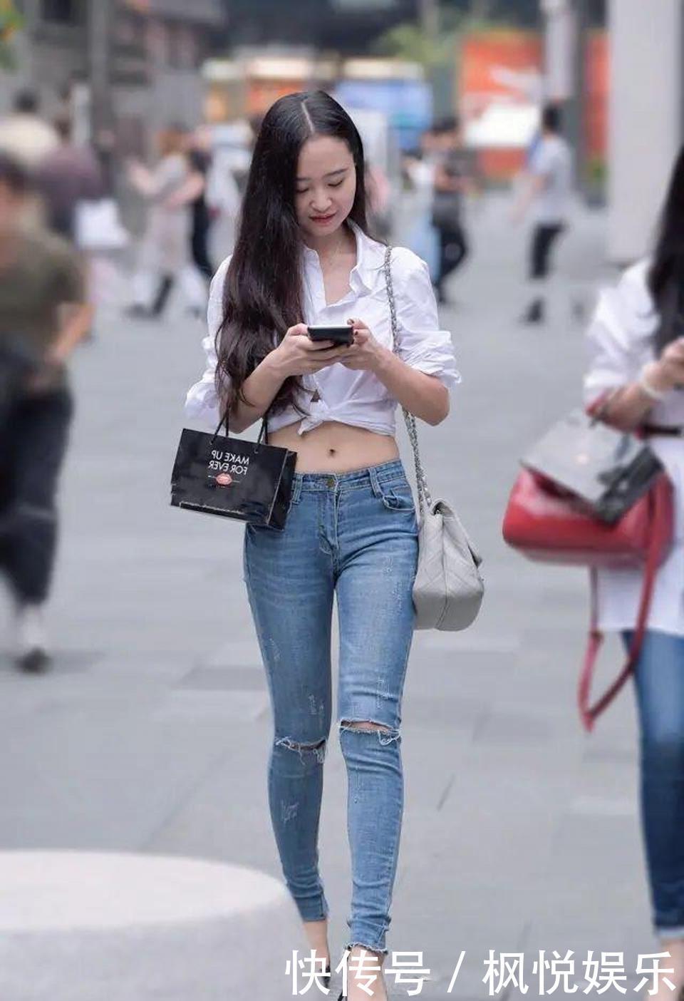 小姐姐身材丰盈且性感,选择深V款碎花裙,很抢眼