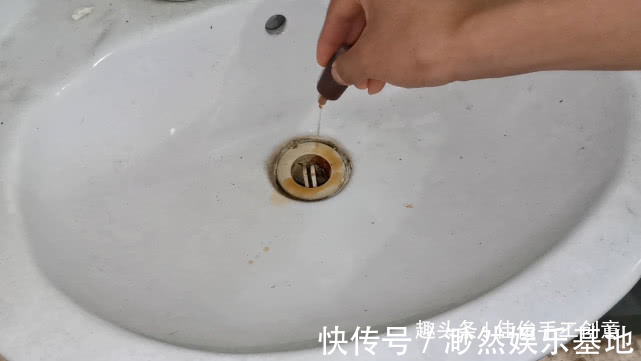 下水道|把藿香正气水抹在脚上真实用,解决了男女士的烦恼,进来学学吧!