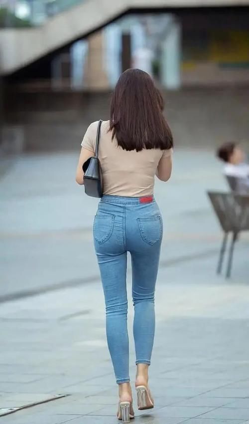 开叉裤 牛仔打底裤搭配时尚上衣,打造设计感,非常协调统一