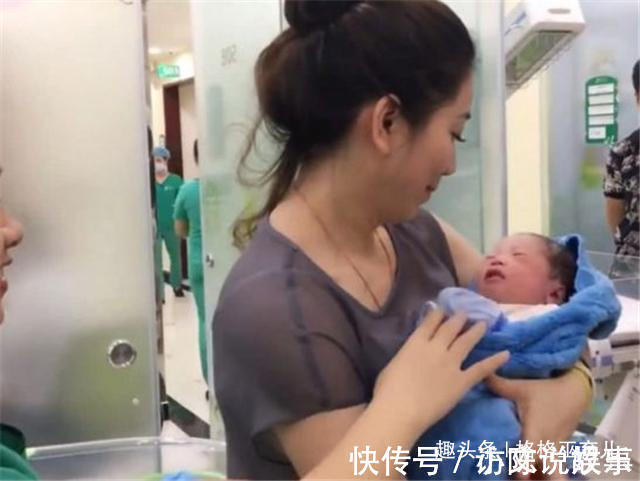 颜值|外婆第一次抱外孙,医生却被外婆颜值吸引,网友真的是外婆吗