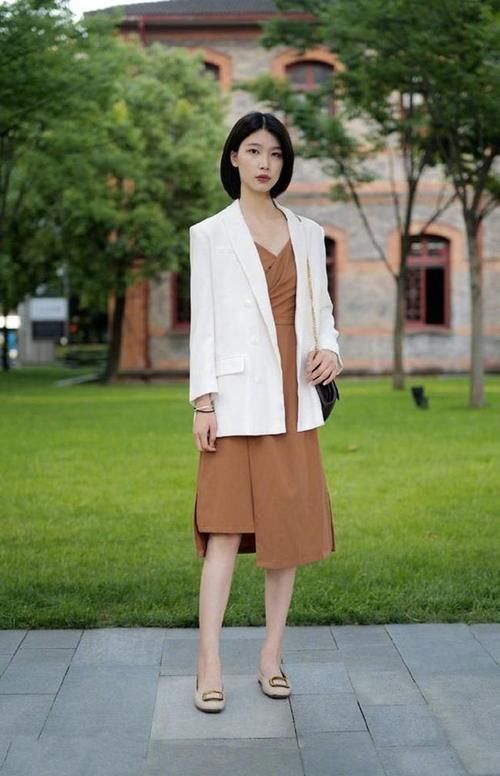 范儿|美女浅绿色中袖,搭配瑜伽裤,女神范儿十足时尚感拉满!