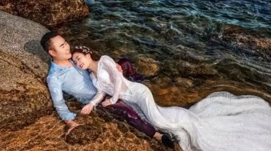 美人鱼|夫妻躺在海水里拍照,妻子好似一条美人鱼,看到照片后妻子懵了