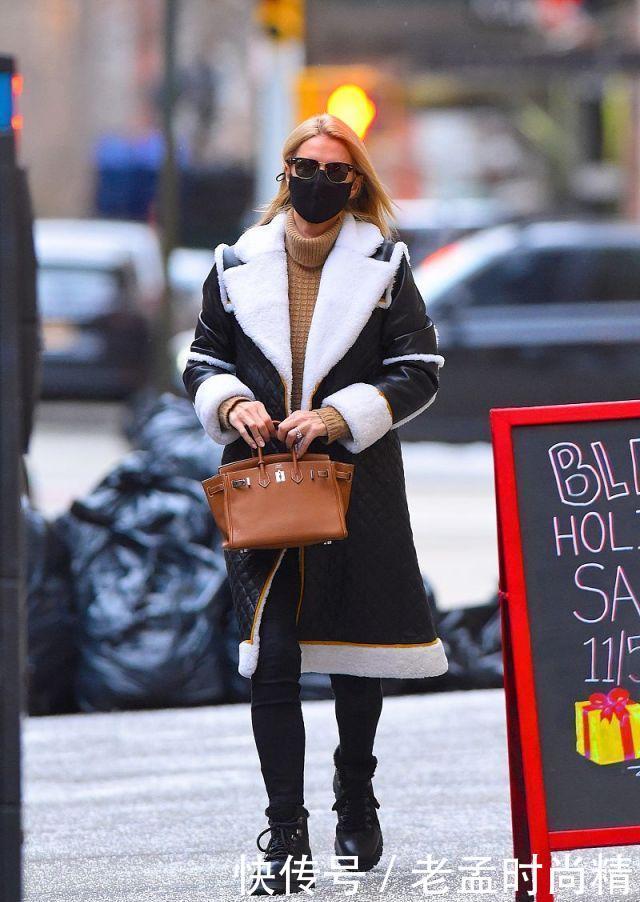 贵妇|尼基希尔顿穿格纹翻领大衣漫步街头, 风度翩翩, 像个漂亮的贵妇