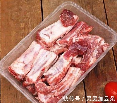 “糖醋排骨”的家常传统做法，味道比饭店的还香，好吃还不油腻！