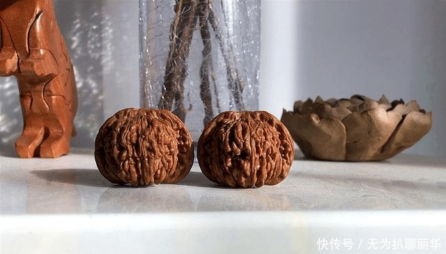 包浆|你还在相信大汗手盘核桃会发黑?其实此物才是核桃发黑的元凶