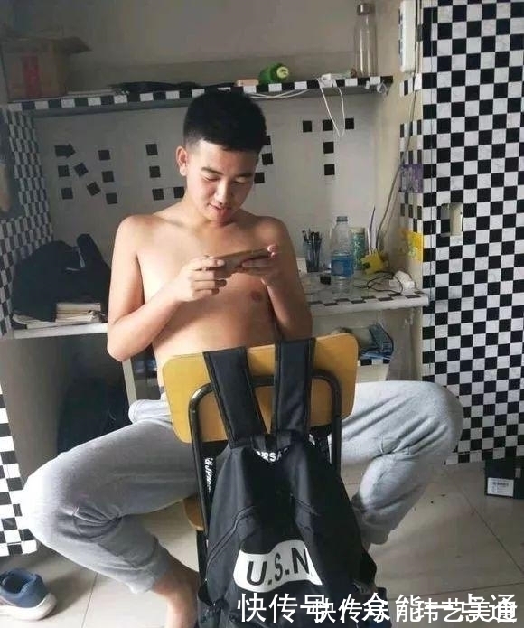 |搞笑p图:求大神帮忙在电梯里p个男朋友,大神的回复有点皮啊!