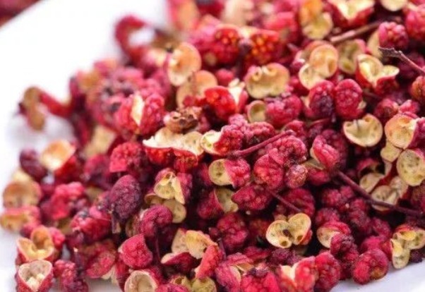 治疗脚气|花椒水泡脚功效太大了，不仅可以治疗脚气，还有3大好处等着你！