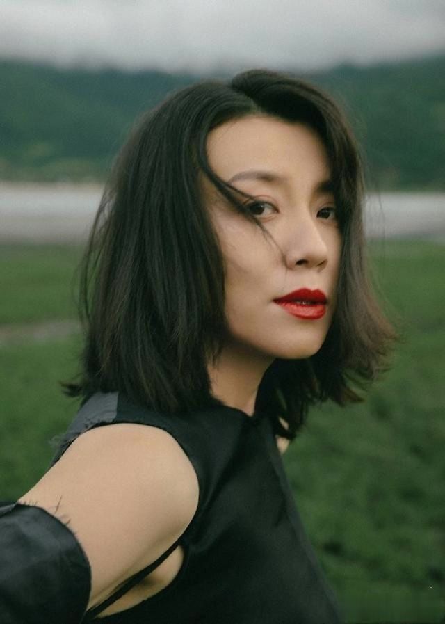 德华|46岁“德华”越老越放得开,紧身裙配鸳鸯袖套,身材丰满太迷人