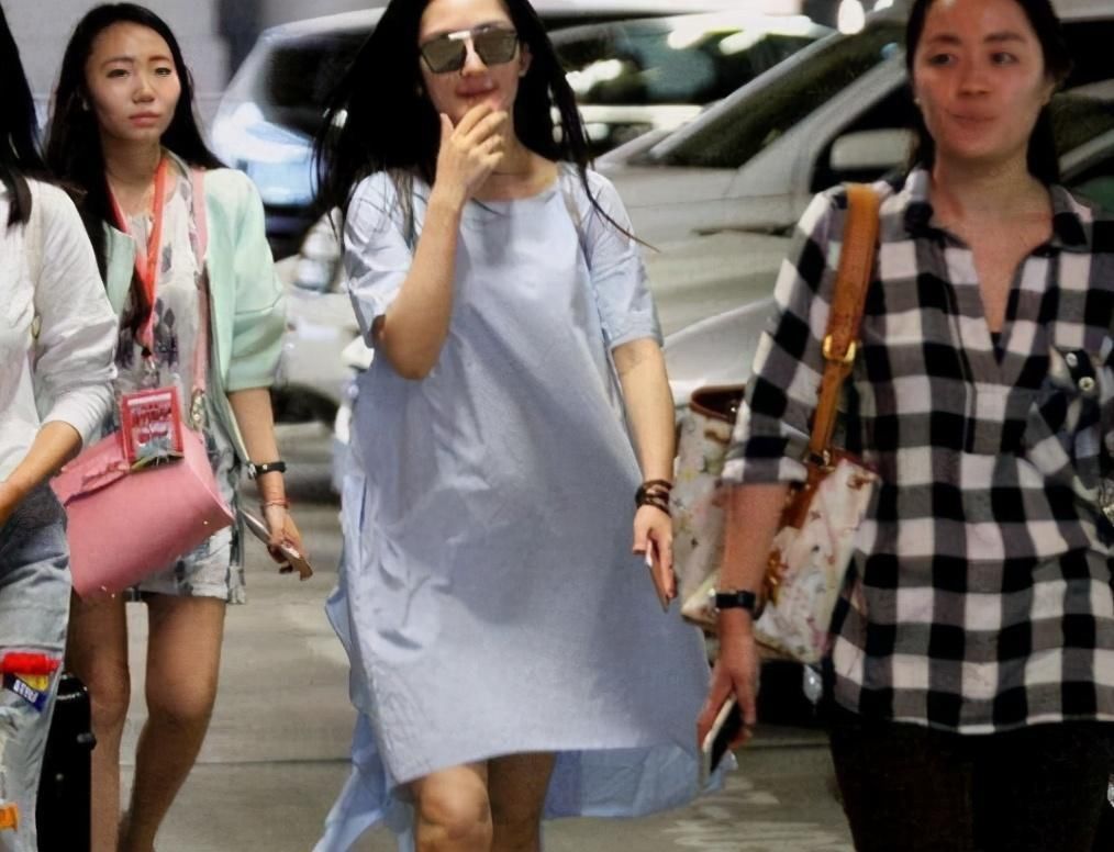 顺产|国外产妇直播生娃,不走寻常路用手拽出来,网友:不愧是战斗民族