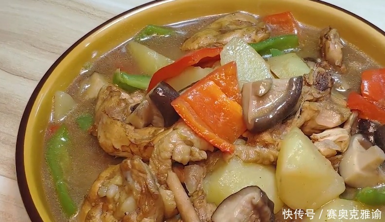 家常好菜，香菇土豆焖鸡块，配料简单味道鲜美，家人都爱吃