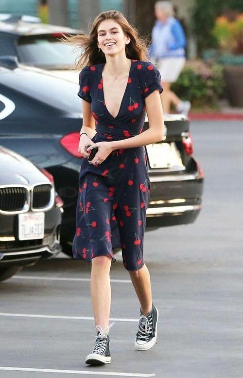 开春穿搭没灵感？试试今年超火的“裙子＋平底鞋”，百搭又显瘦